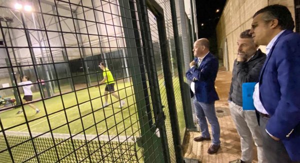 El alcalde de Antequera visita las pistas de pádel del Centro Deportivo Momo González