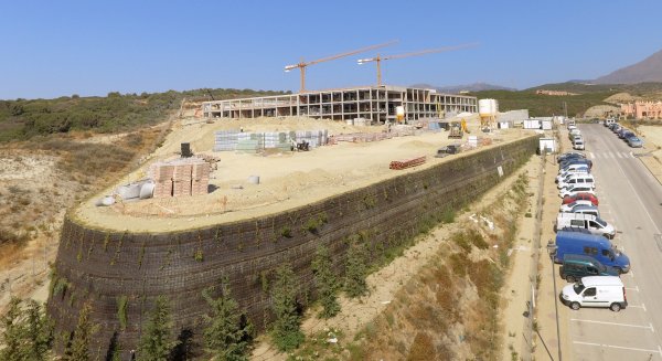 Estepona crea en el entorno del hospital una zona verde con un muro vertical ecológico
