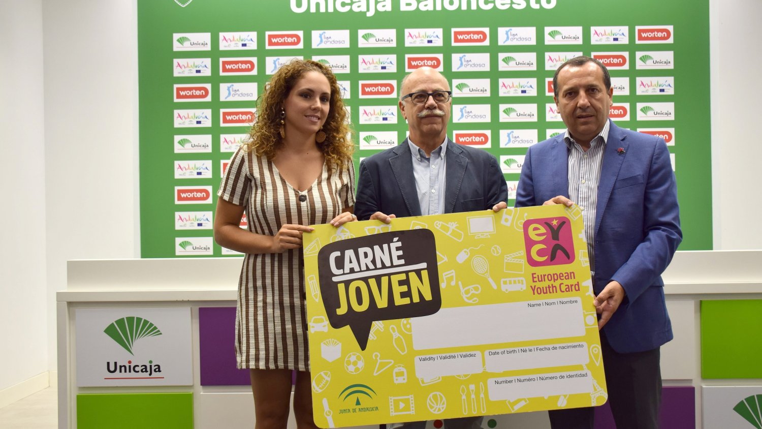 La Junta y el Unicaja Baloncesto facilitan la asistencia de los jóvenes a los partidos en el Carpena