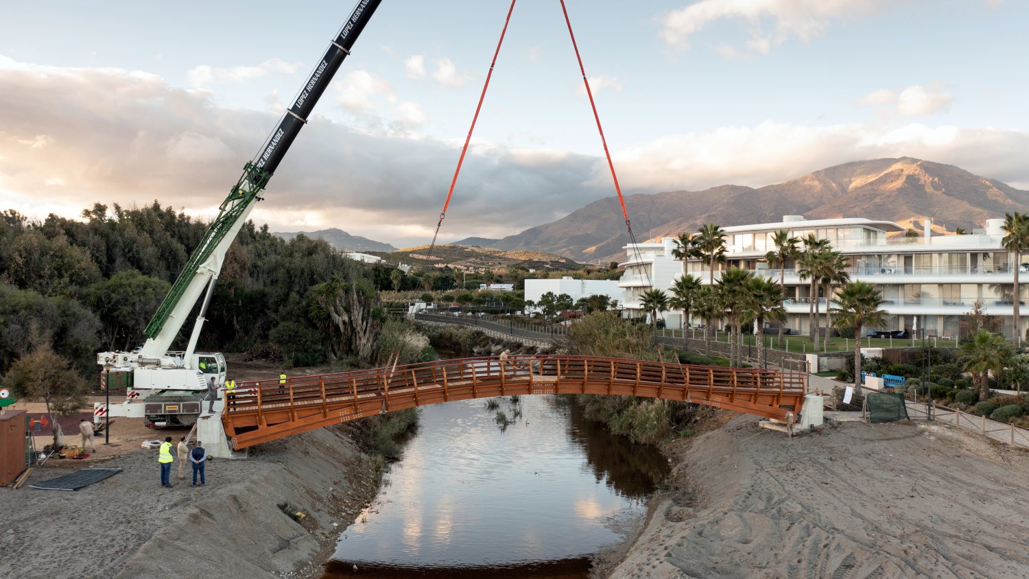 Estepona instala un puente sobre Arroyo Enmedio para ampliar el corredor litoral en la zona oeste