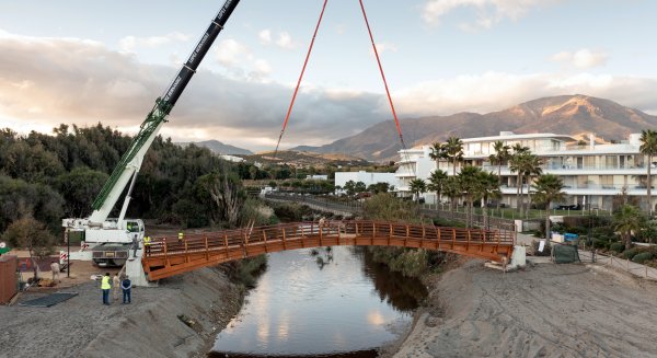 Estepona instala un puente sobre Arroyo Enmedio para ampliar el corredor litoral en la zona oeste