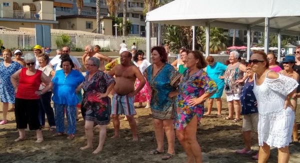 El V Circuito de Ocio y Playa de la Diputación acerca al litoral a 1.200 mayores de la provincia