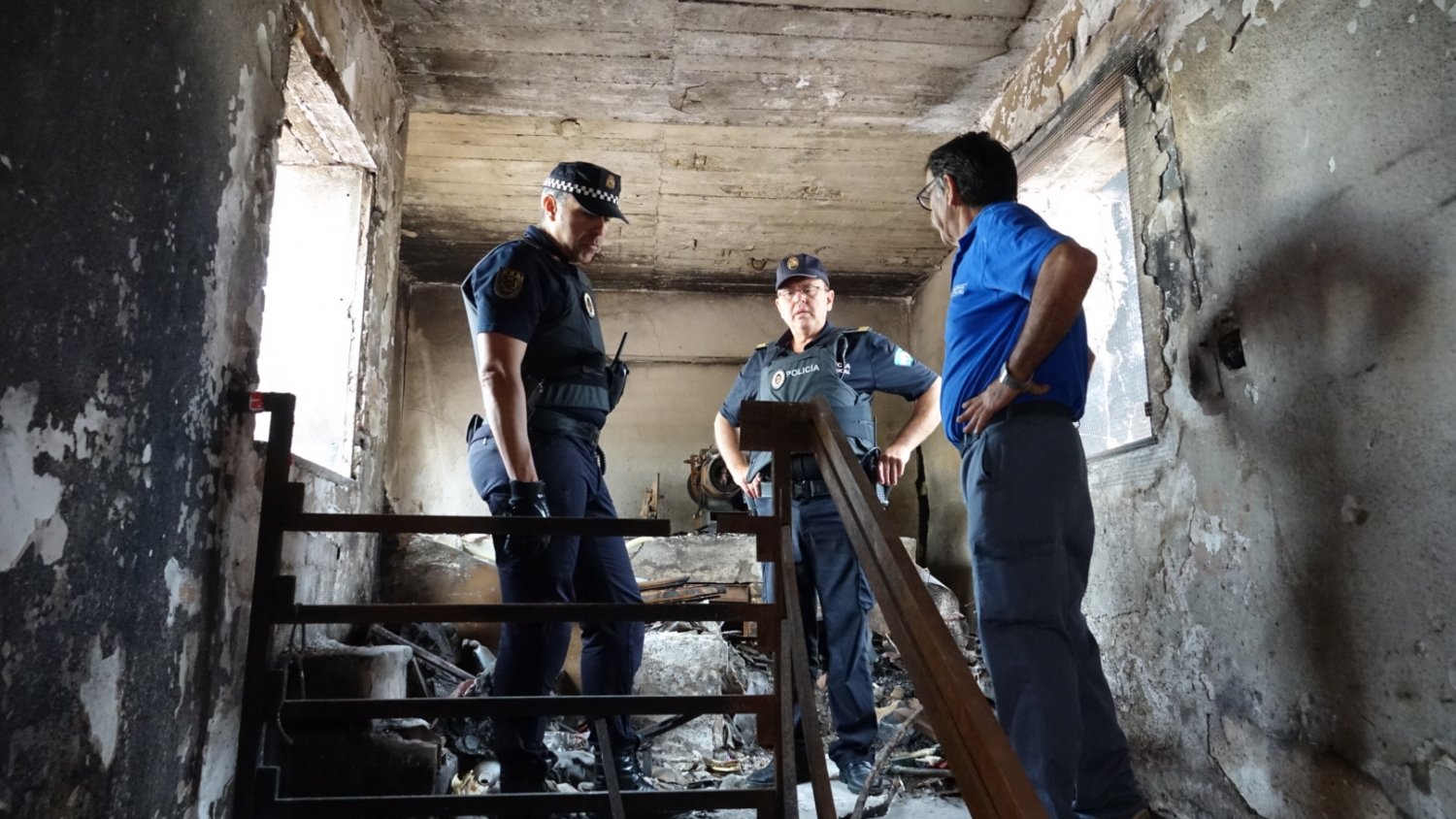 El Ayuntamiento concluye el desalojo del edificio de Cabriel 27 por su inhabitabilidad tras el incendio