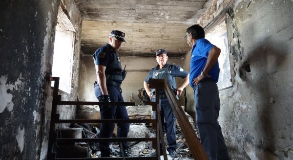 El Ayuntamiento concluye el desalojo del edificio de Cabriel 27 por su inhabitabilidad tras el incendio