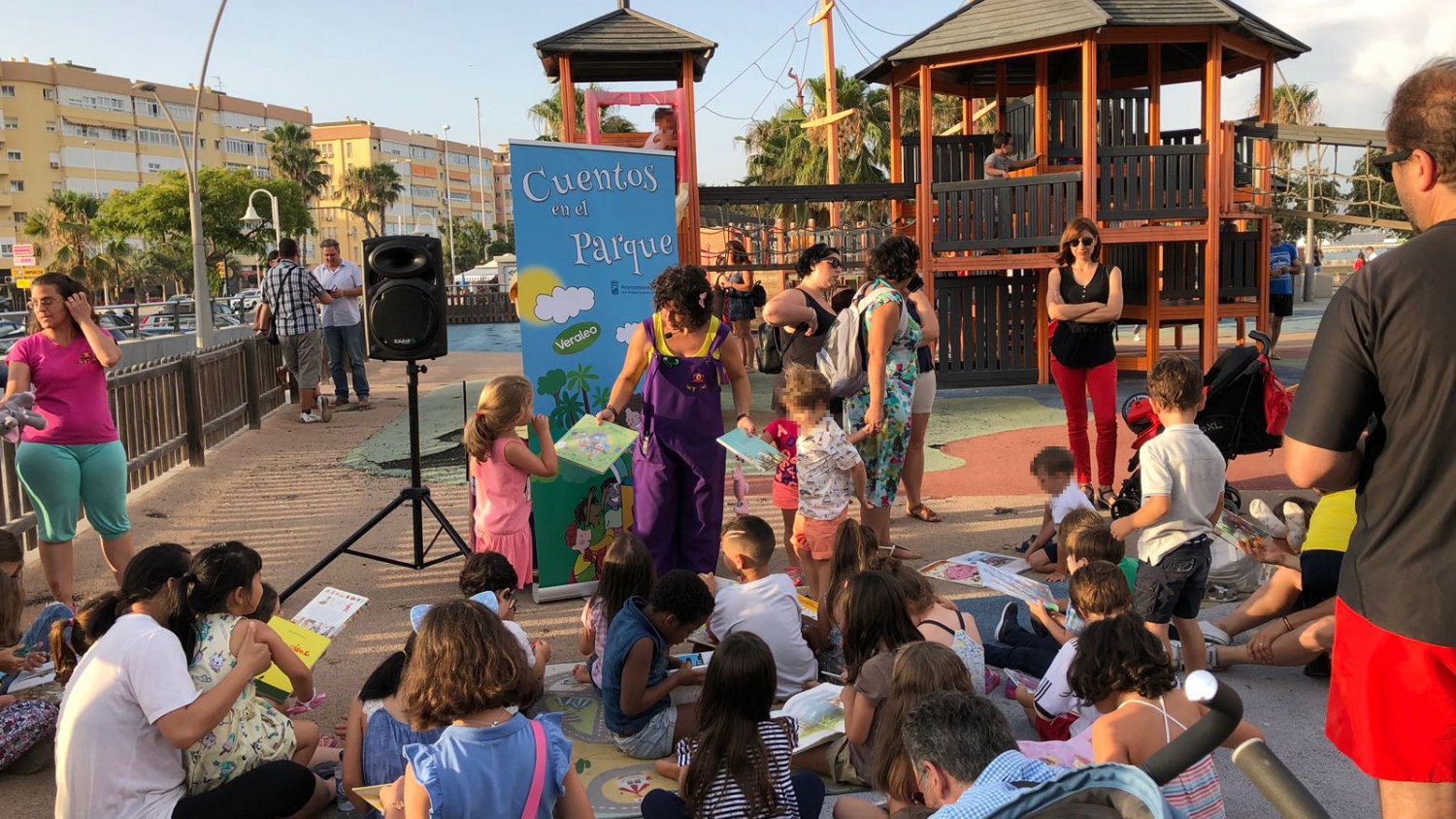 Más de 500 niños y niñas han participado en el programa 'Veraleo, cuentos en el parque'