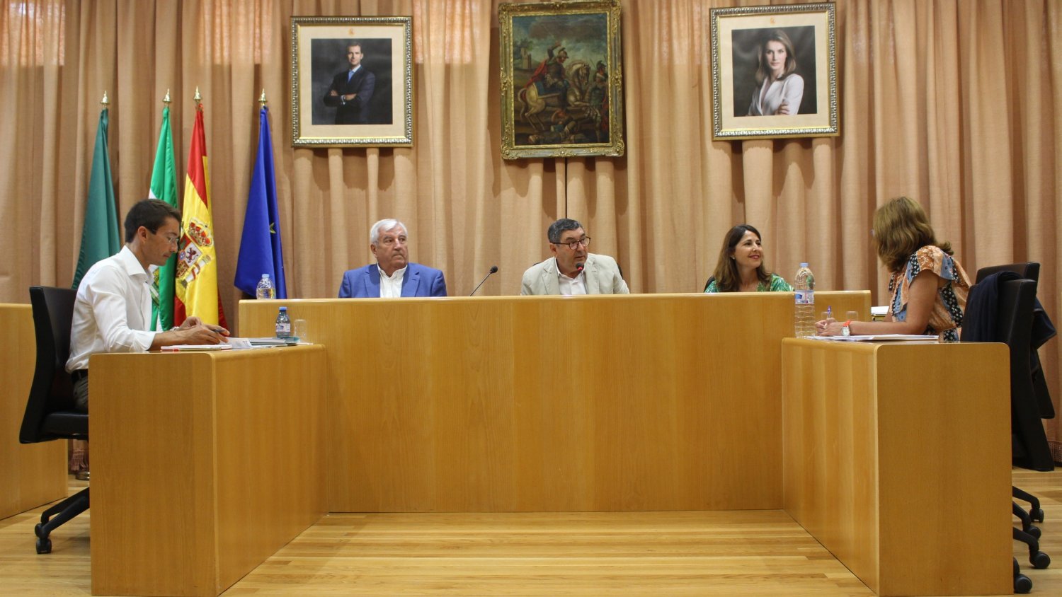 El pleno de Vélez-Málaga condena la agresión sufrida por el director del centro de salud Vélez Norte