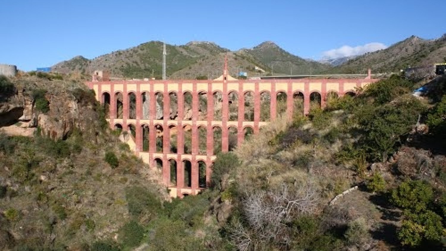 Hallan el cadáver de una mujer bajo el puente de Maro en Nerja