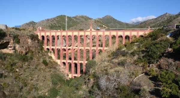 Hallan el cadáver de una mujer bajo el puente de Maro en Nerja