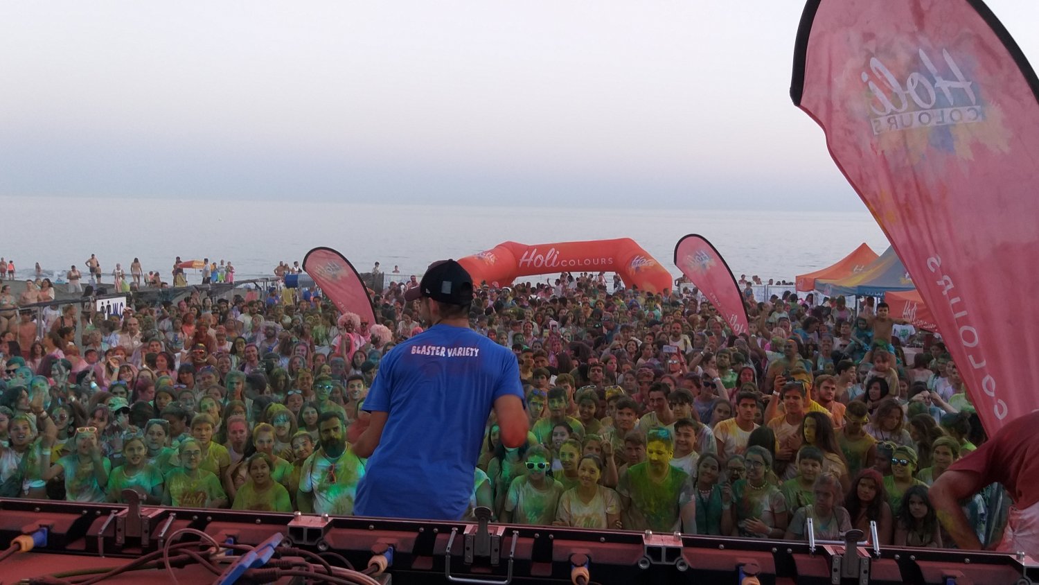 Rincón de la Victoria vibra con el Festival Holi Colours con la asistencia de más de 2.000 personas