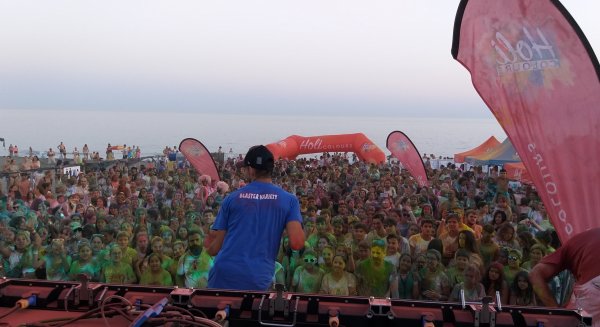 Rincón de la Victoria vibra con el Festival Holi Colours con la asistencia de más de 2.000 personas