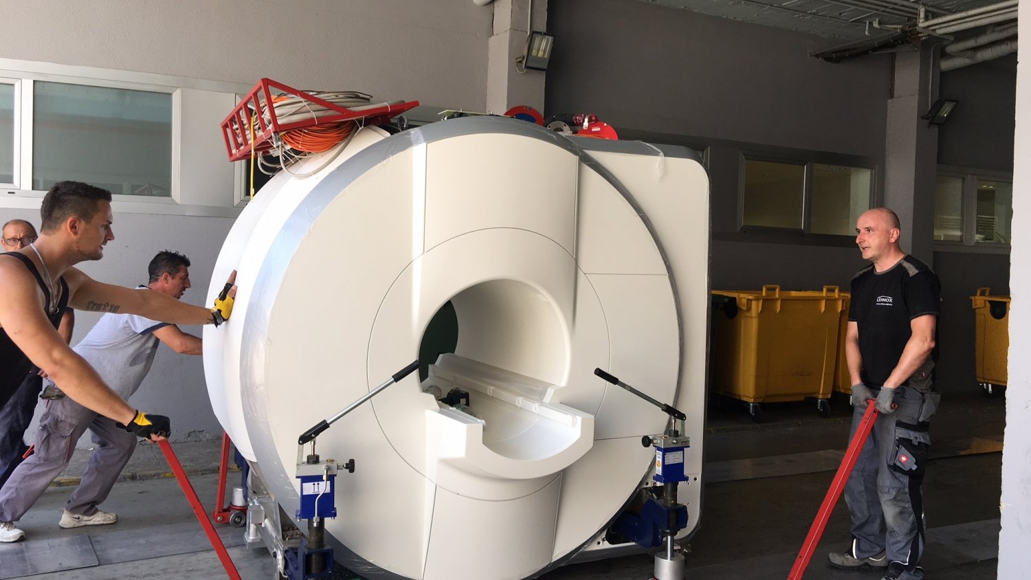 El Clínico comienza la instalación del nuevo equipo de resonancia magnética que dará cobertura asistencial en unos meses