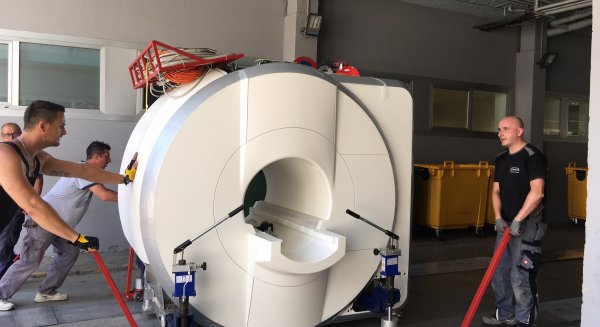 El Clínico comienza la instalación del nuevo equipo de resonancia magnética que dará cobertura asistencial en unos meses