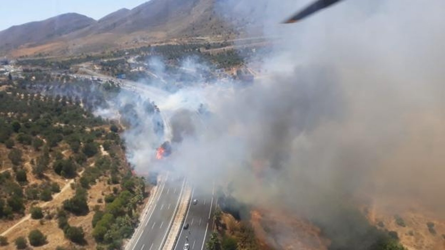 Estabilizado un incendio forestal en Torremolinos que provocó el corte de la autovía y la hiperronda