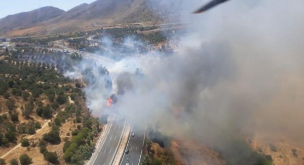 Estabilizado un incendio forestal en Torremolinos que provocó el corte de la autovía y la hiperronda