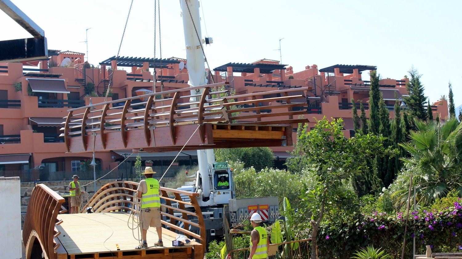 Estepona amplía el corredor litoral con la instalación de un puente en el entorno de la playa del Ángel