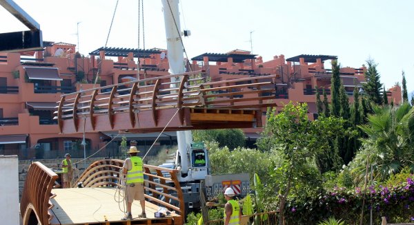 Estepona amplía el corredor litoral con la instalación de un puente en el entorno de la playa del Ángel