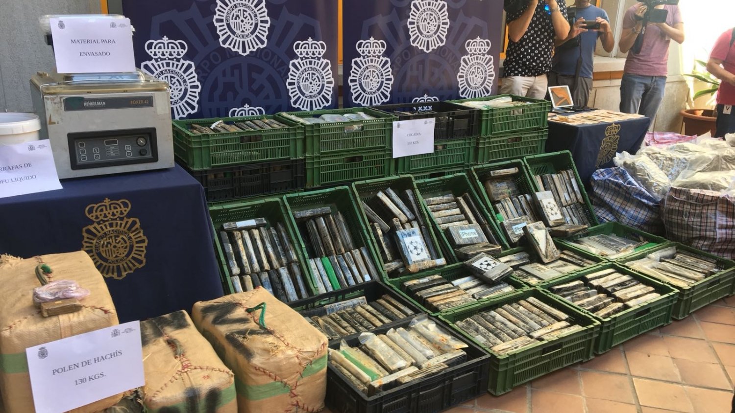 Incautan más de media tonelada de cocaína oculta en bloques de comida congelada en una nave de Alhaurín de la Torre