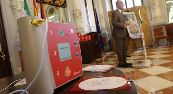 Málaga cuenta con 133 desfibriladores en dependencias y servicios municipales