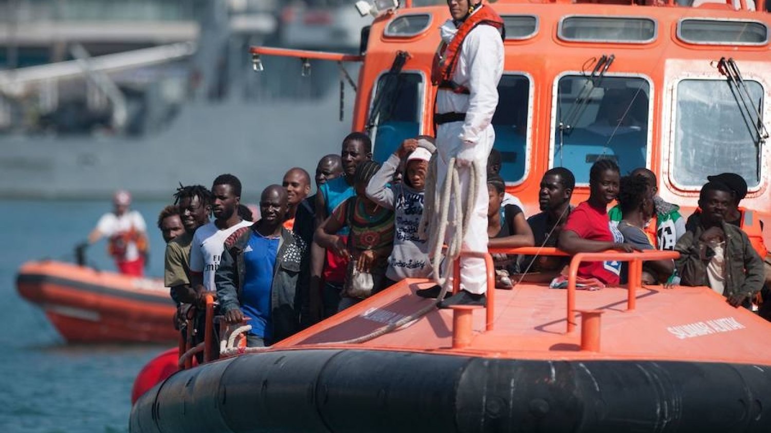 Trasladan a Málaga a 278 migrantes rescatados a bordo de seis pateras