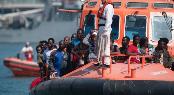 Trasladan a Málaga a 278 migrantes rescatados a bordo de seis pateras
