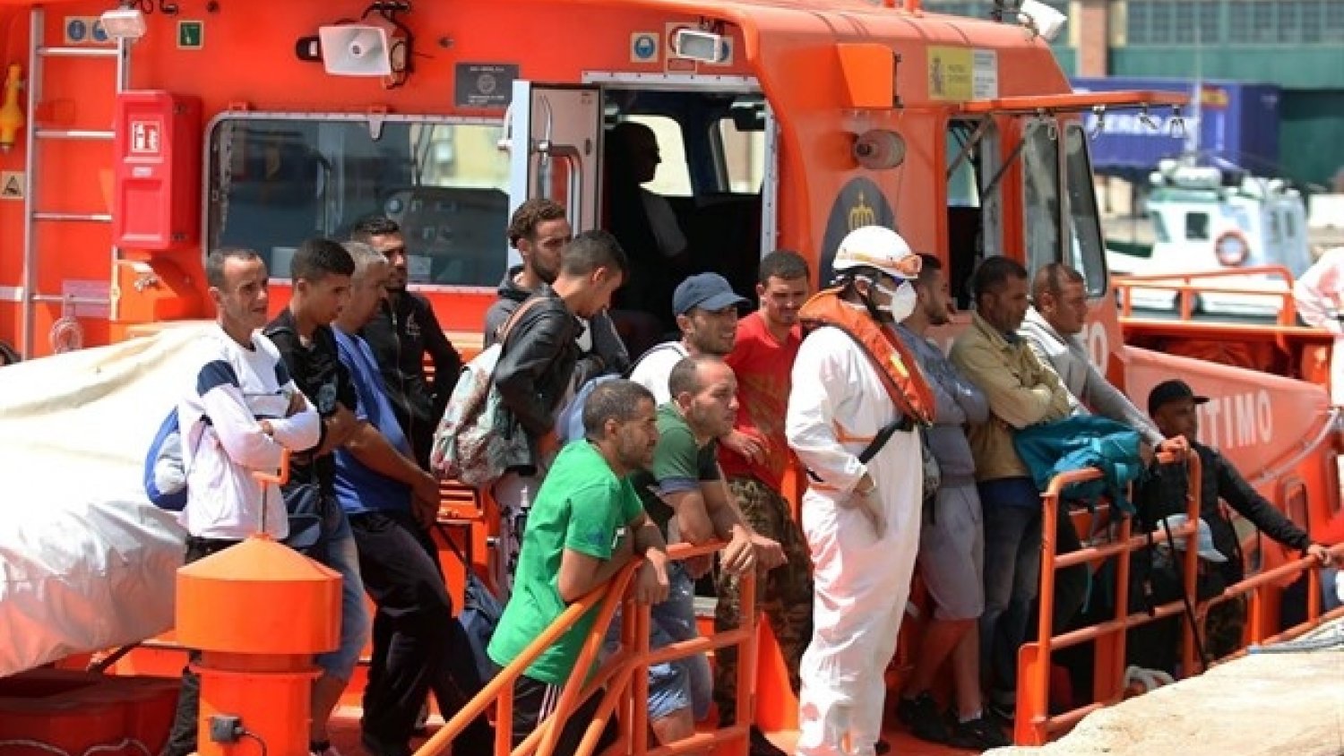 Trasladan a Málaga una patera con 19 migrantes