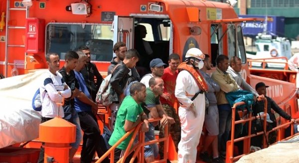 Trasladan a Málaga una patera con 19 migrantes