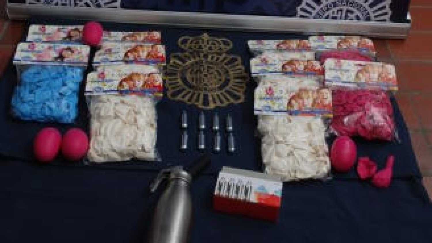 Detienen al encargado de un bar en Fuengirola por vender globos con gas de la risa