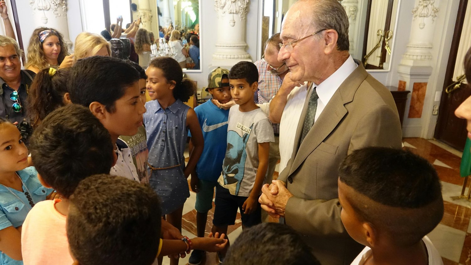 Francisco de la Torre recibe a los niños y niñas saharauis que disfrutan del verano con familias malagueñas