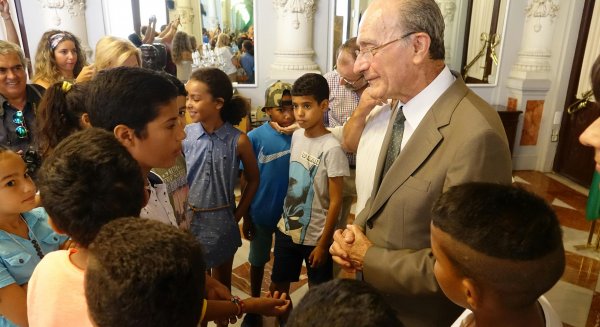 Francisco de la Torre recibe a los niños y niñas saharauis que disfrutan del verano con familias malagueñas