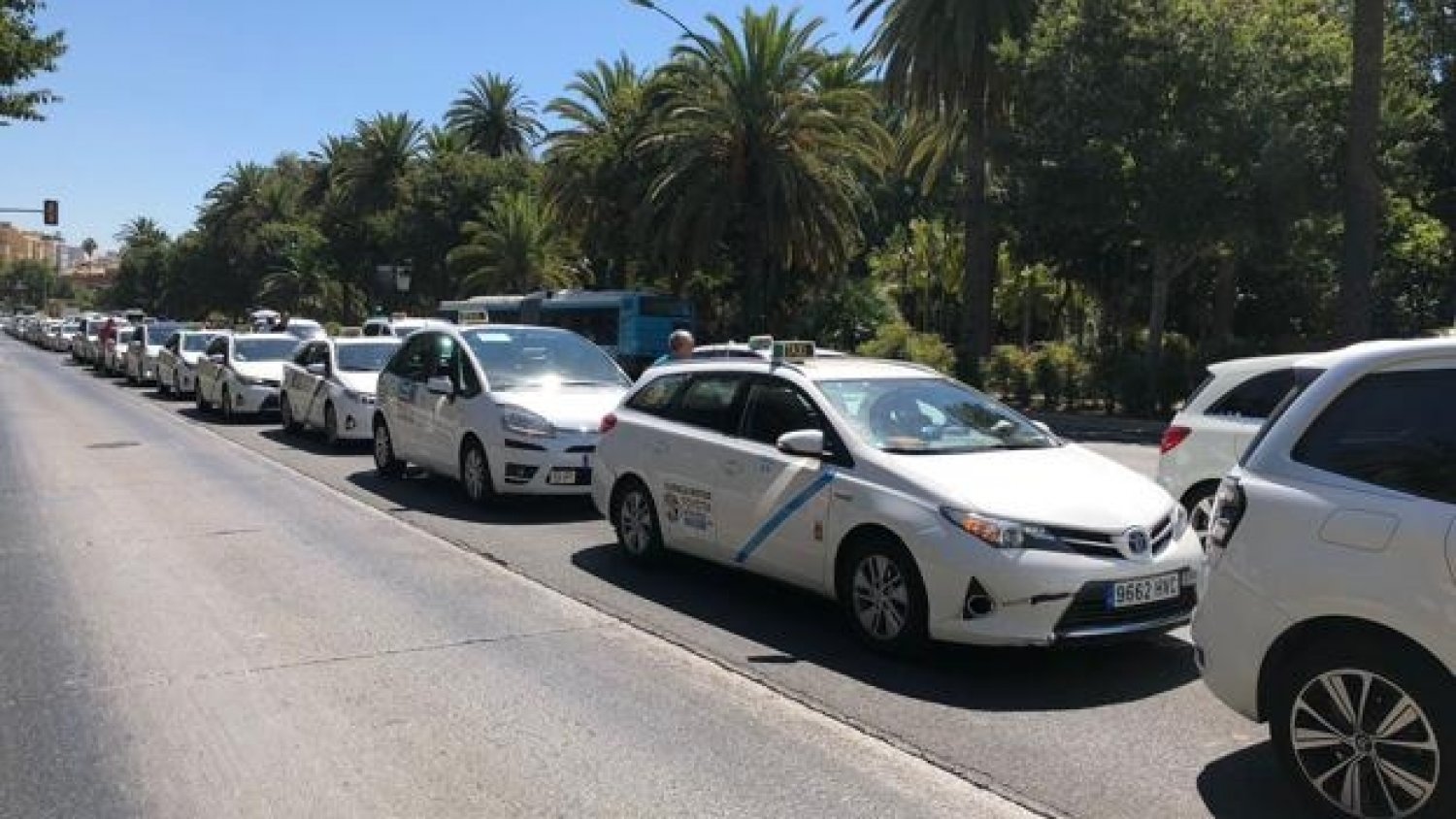 Los taxistas vuelven a cortar el Parque y colapsan el tráfico en el Centro