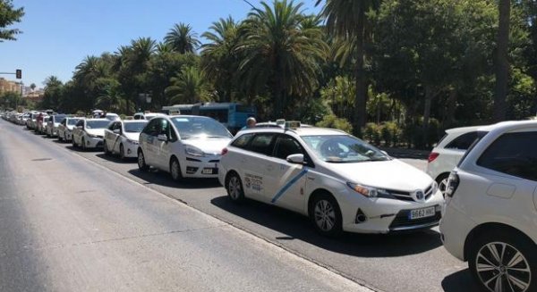 Los taxistas vuelven a cortar el Parque y colapsan el tráfico en el Centro