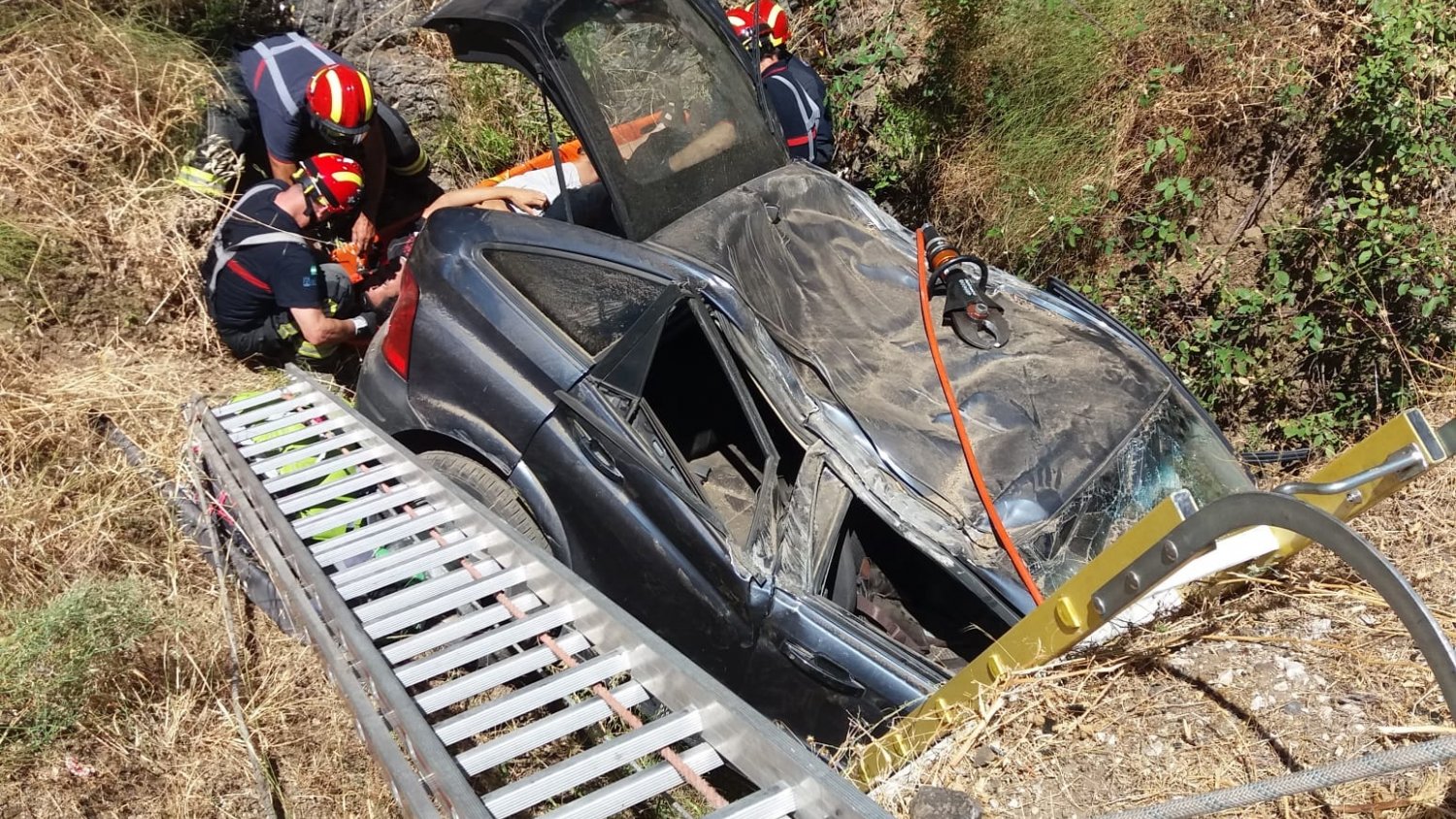 Bomberos rescatan a un hombre cuyo vehículo se salió de la carretera y cayó a un sumidero