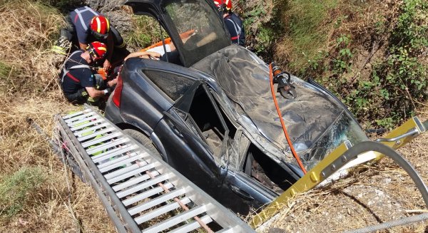 Bomberos rescatan a un hombre cuyo vehículo se salió de la carretera y cayó a un sumidero
