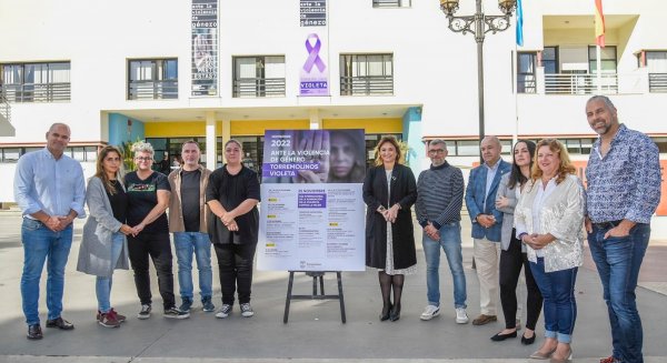 Torremolinos se tiñe de violeta contra la violencia de género
