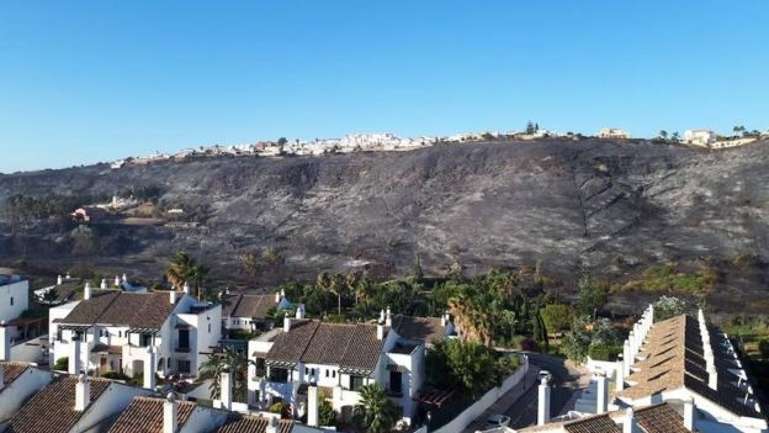 Estabilizado un incendio en Manilva que ha obligado a desalojar esta madrugada a 400 personas