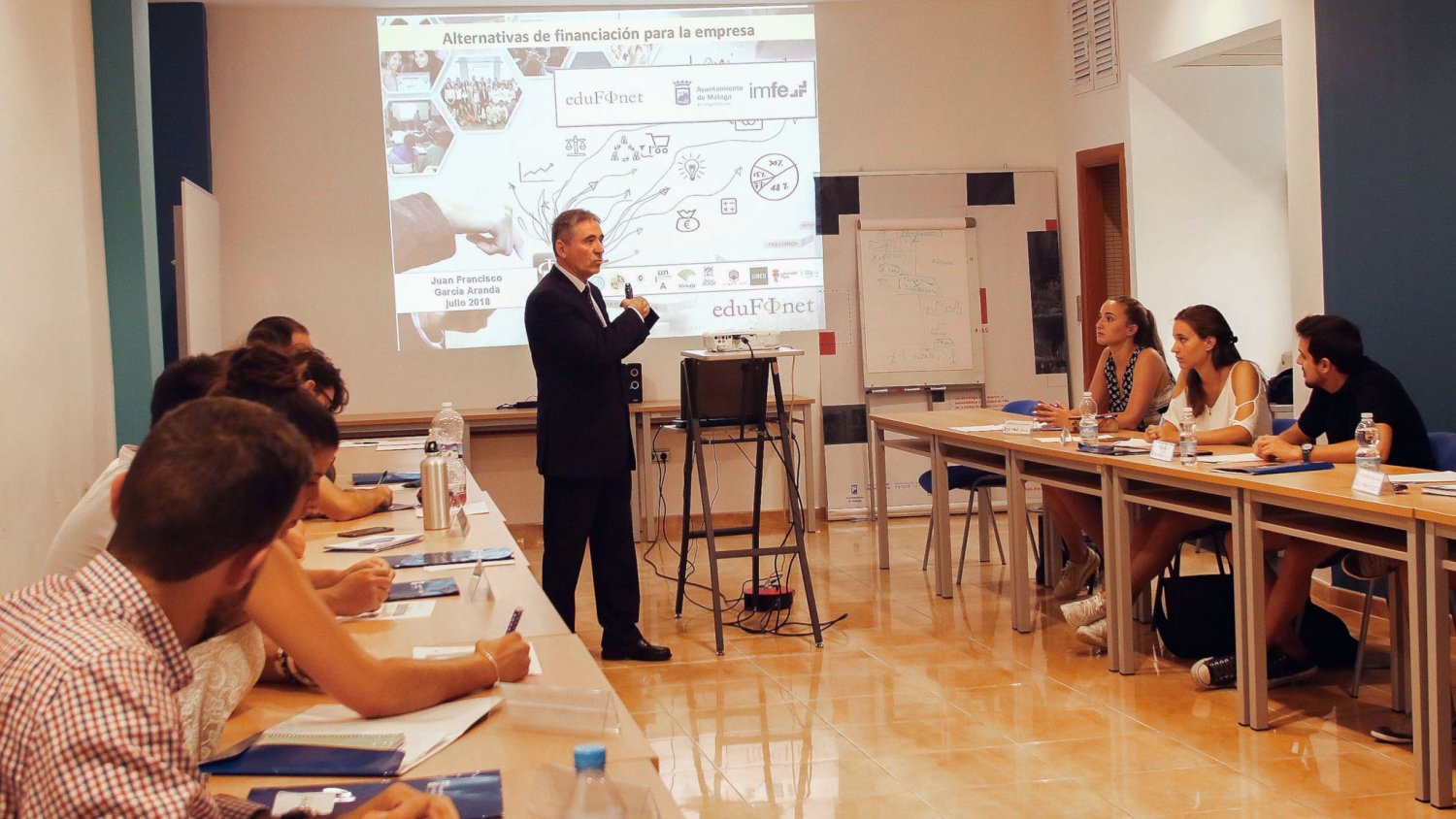Unicaja explica a empresarios y emprendedores alternativas de financiación para sus proyectos
