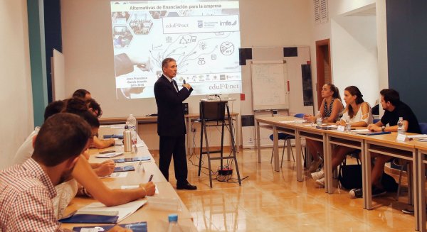 Unicaja explica a empresarios y emprendedores alternativas de financiación para sus proyectos