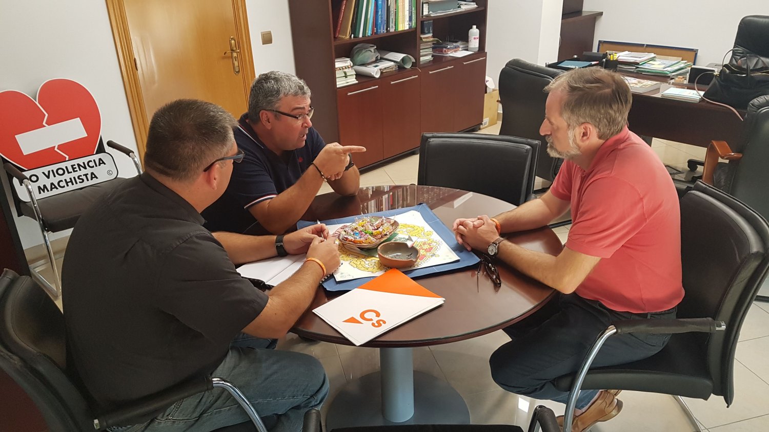 Ciudadanos da a conocer a los pueblos de la Axarquía el Plan de Rehabilitación de Edificios en Desuso