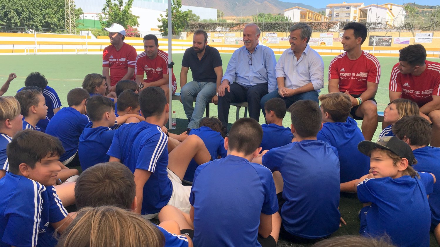 García Urbano y Vicente del Bosque visitan el Campus de Verano en Estepona