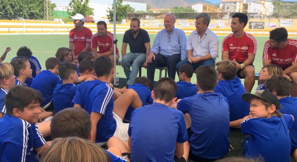 García Urbano y Vicente del Bosque visitan el Campus de Verano en Estepona