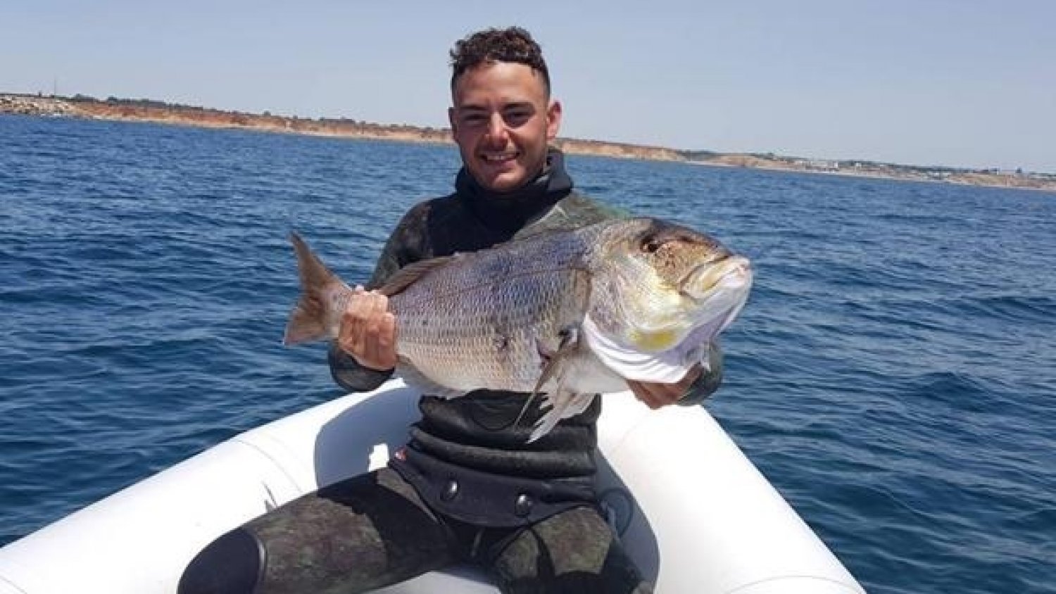 Buscan a un joven buceador veleño desaparecido en la costa de Cádiz