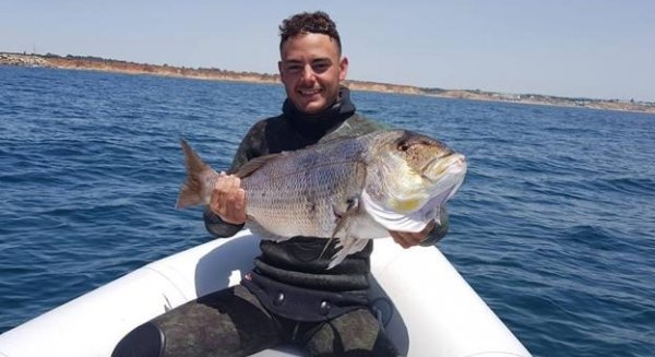 Buscan a un joven buceador veleño desaparecido en la costa de Cádiz
