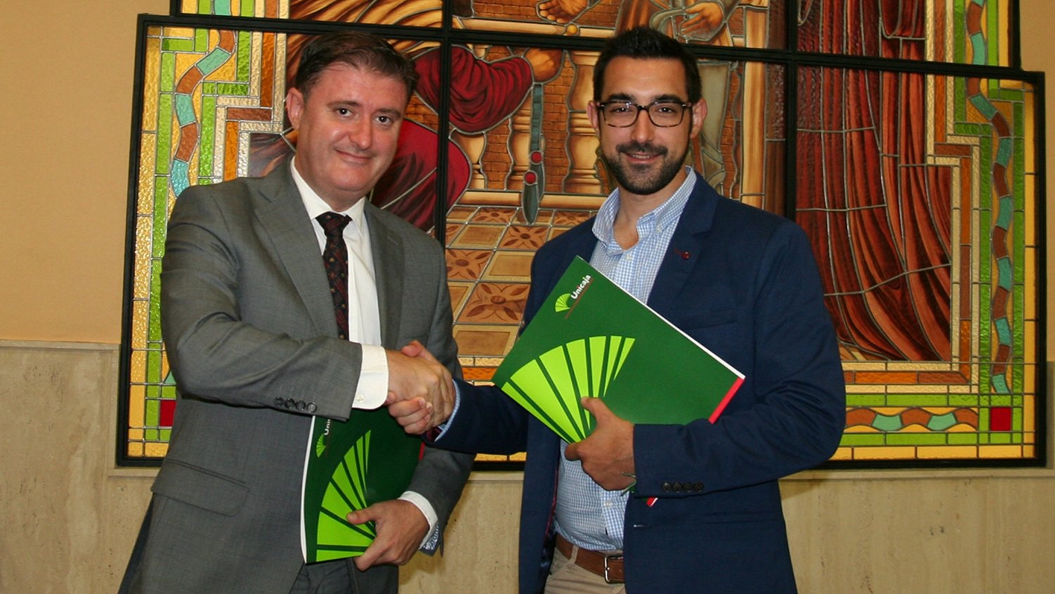 Unicaja Banco refrenda un año más su apoyo a comerciantes e industriales de Antequera que pertenecen a la Asociación ACIA