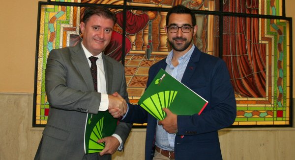 Unicaja Banco refrenda un año más su apoyo a comerciantes e industriales de Antequera que pertenecen a la Asociación ACIA