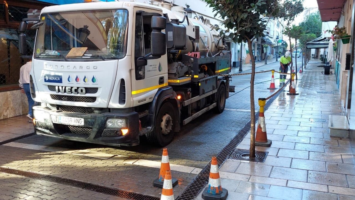 Estepona acomete la limpieza de la red de saneamiento de calle Real