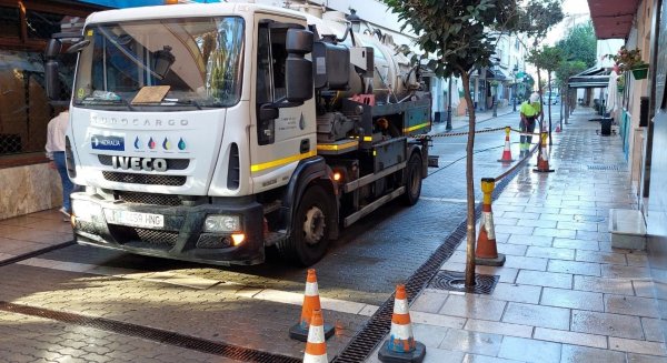 Estepona acomete la limpieza de la red de saneamiento de calle Real