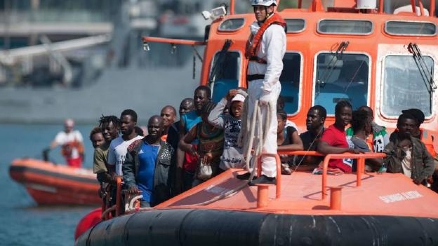 Trasladan al puerto de Málaga a unas 130 personas rescatadas en tres pateras