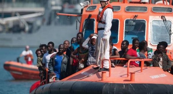 Trasladan al puerto de Málaga a unas 130 personas rescatadas en tres pateras
