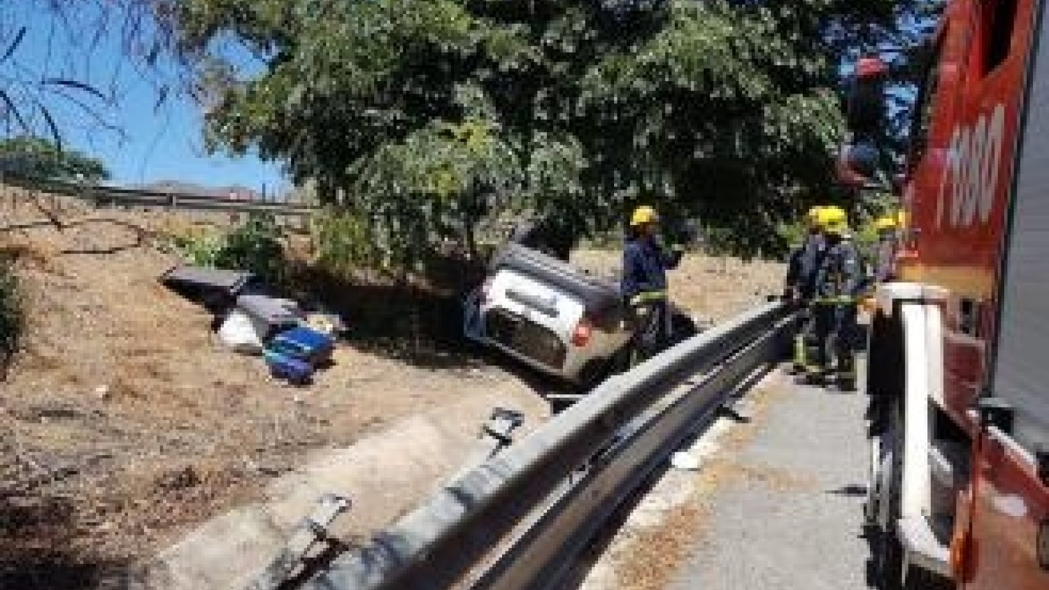 Rescatan a dos personas tras volcar su coche en la salida del túnel de San José