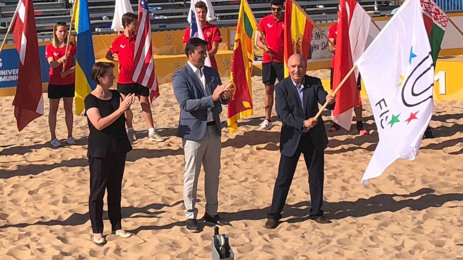 La UMA recoge la bandera de la FISU como anfitriona del Mundial de Voley Playa en 2020